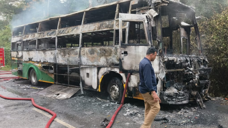 ಬೆಂಗ್ಳೂರಿಂದ ಸಾಗರಕ್ಕೆ ತೆರಳುತ್ತಿದ್ದ ಸ್ಲೀಪರ್ ಬಸ್ಗೆ ಬೆಂಕಿ - ತಪ್ಪಿದ ಭಾರೀ ಅನಾಹುತ 9 moving private bus caught fire in sagar passenger are safe