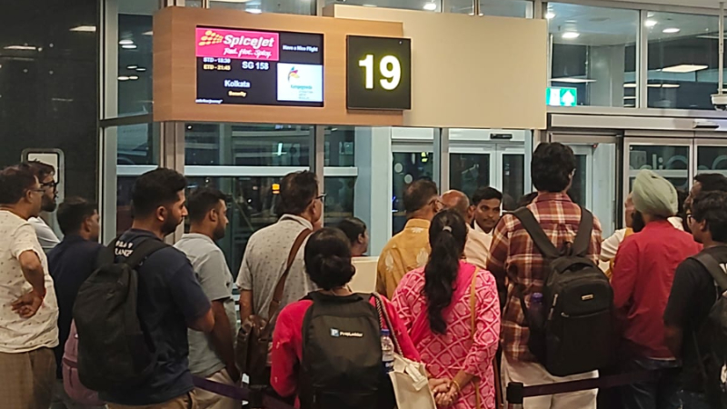 ಸ್ಪೈಸ್‌ಜೆಟ್ ಹಾರಾಟದಲ್ಲಿ ಭಾರೀ ವಿಳಂಬ: ಬೆಂಗಳೂರಿನಲ್ಲಿ ಪ್ರಯಾಣಿಕರ ಪರದಾಟ, ಆಕ್ರೋಶ