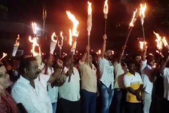 ಉಡುಪಿ | ಮೆಸ್ಕಾಂ ಇಲಾಖೆ ವೈಫಲ್ಯ ಖಂಡಿಸಿ ಬಿಜೆಪಿಯಿಂದ ಪಂಜಿನ ಮೆರವಣಿಗೆ 15 torch rally udupi